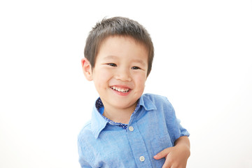 照れ笑いの男の子