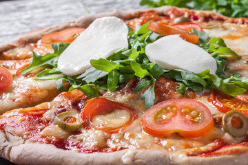 Fototapeta na wymiar Vegetarian pizza with mozzarella and arugula.