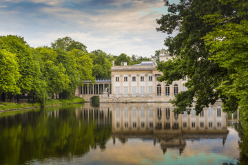 Obraz premium The Lazienki palace in Lazienki Park, Warsaw. Lazienki Krolewski