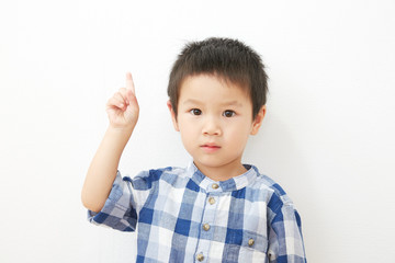 指差す男の子