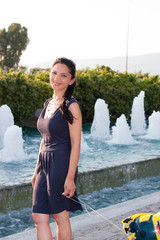 Frau an Springbrunnen gutgelaunt