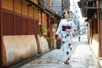 浴衣を着た女性