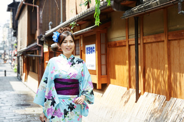 浴衣を着た女性