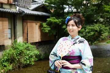 浴衣を着た女性