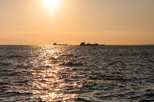 Schiffe im Sonnenuntergang