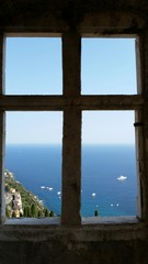 Fenêtre avec vue sur la mer méditerranée