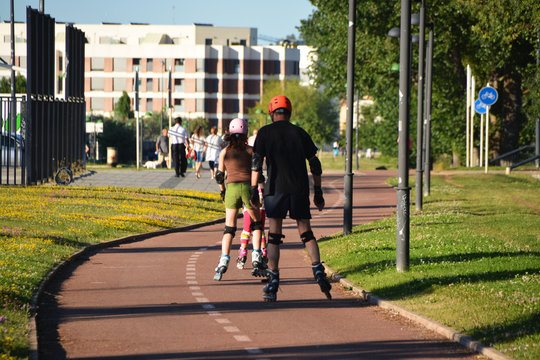 familia patinando una tarde de verano