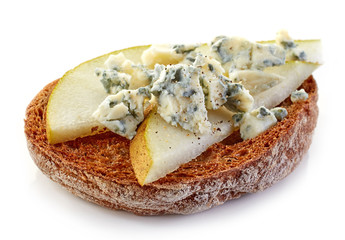 toasted bread slice with pear and blue cheese