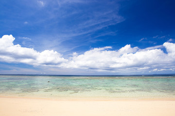 Fototapeta na wymiar 沖縄のビーチ・古宇利島 