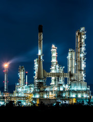 Obraz na płótnie Canvas Oil refinery at night