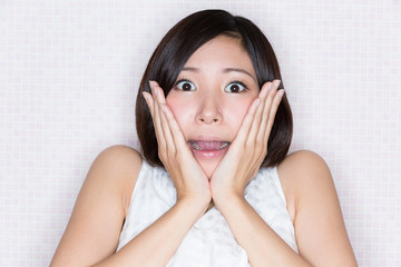 驚く女性
