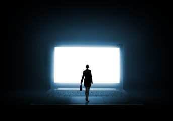 Obraz premium Woman standing on big laptop