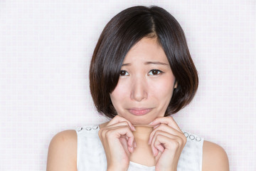 二重顎を気にする女性