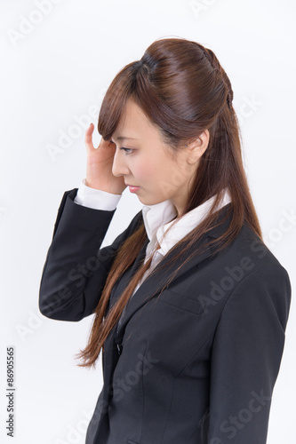 頭を抱え悩める若いスーツ姿の日本人女性 Wall Mural Sin Ok 頭を抱え悩める若いスーツ姿の日本人女性 Wall Mural Sin Ok