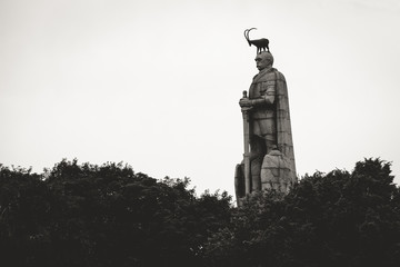 Bismarck Denkmal / Zum Hamburger Architektursommer 2015 mit Steinbock Skulptur auf dem Kopf