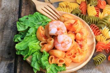 Macaroni with lobster and pasta raw.