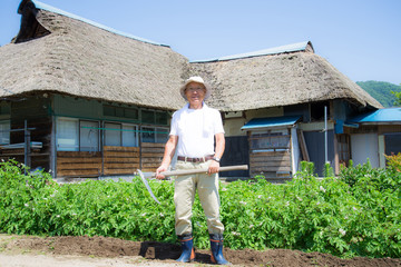 田舎暮らしで畑を耕すシニア