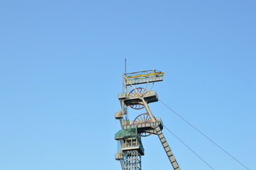 Wieża kopalniana na tle błękitnego nieba
