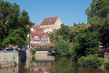 Obraz premium Roter Steg in Schwäbisch Hall