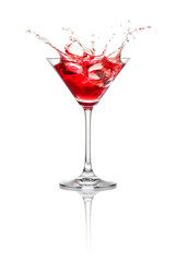 Roter Cocktail mit Eiswürfeln und Spritzern