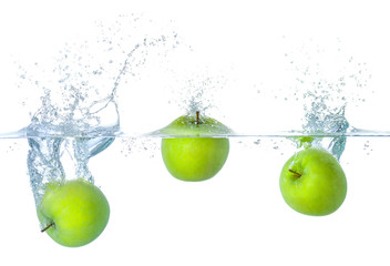 Äpfel fallen ins Wasser mit Spritzern © Zerbor