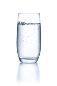Glas mit Wasser vor einem wei&szlig;en Hintergrund