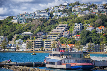 Fototapeta na wymiar Welington's Oriental Bay showing the hills to Roseneath and in the foreground the Tugboat restaurant
