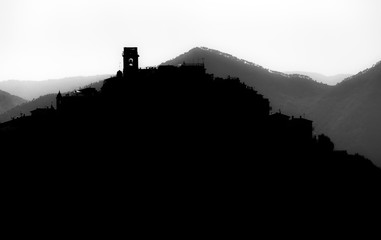 Obraz premium Silhouette of mountains view on sunset, Italy.