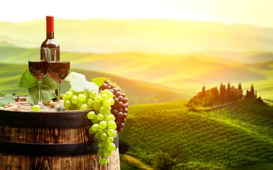 Küchenrückwand glas motiv Gelb Rotwein mit Fass auf Weinberg in der grünen Toskana, Italien