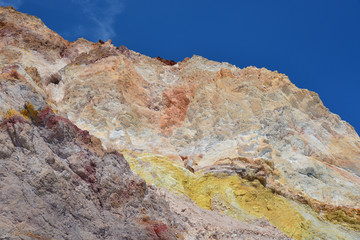 Falaise de roches volcaniques avec différents minerais