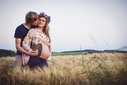 Babybauch mit gl&uuml;cklichem Papa