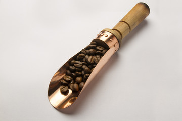 メジャースコップとコーヒー豆