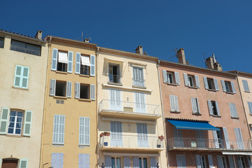 Fototapeta na wymiar façades tropéziennes