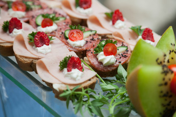 Artichoke toasts with grilled red pepper