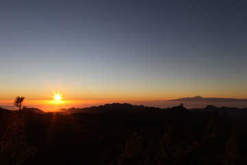 Sonnenuntergang im Gebirge von Cran Canaria
mit Blick auf Teneriffa und Teide