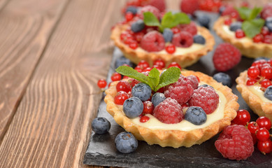 Cake with custard and berries