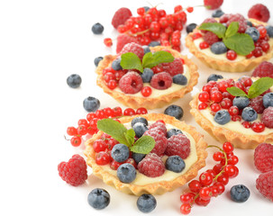 Cake with custard and berries