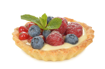 Cake with custard and berries