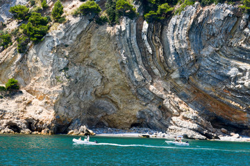 People cruising with boats in front of Palmaria island