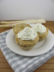 Spargelmuffins mit Frischkäse-Creme