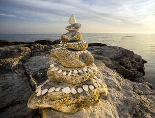 Fototapeta na wymiar pyramid of stones by the sea