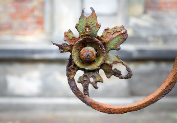 Detail eines alten Zaunes auf einem Friedhof