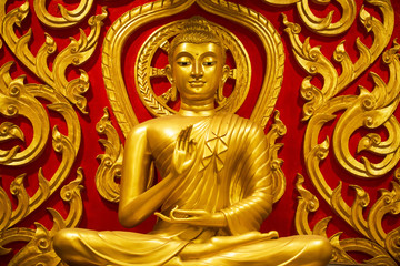 Fototapeta na wymiar Golden Buddha sits in the temple