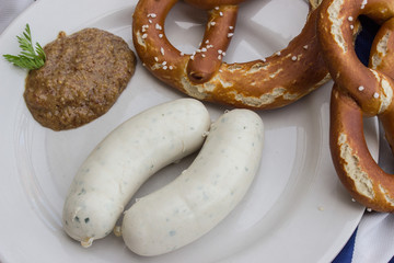 Bayerisches Weisswurst Frühstück mit Brezeln und Bier