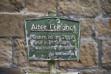 Obraz premium Antikes Friedhofschild