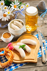 Bayerische Weißwurst mit Brezel und Bier