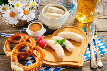 Bayerische Weißwurst mit Brezel und Bier