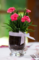 Tischdekoration mit Blumen