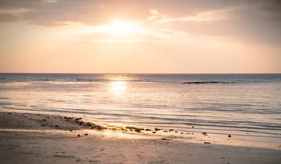 Fototapete Meer / Ozean Schöne Aussicht auf den Sonnenuntergang am Strand.