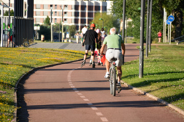 Fototapeta premium paseando en bicicleta
